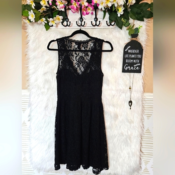 Forever 21 Sweetheart Neckline Inlay Lace Fit and Flare Skater Dress - Picture 2 of 5